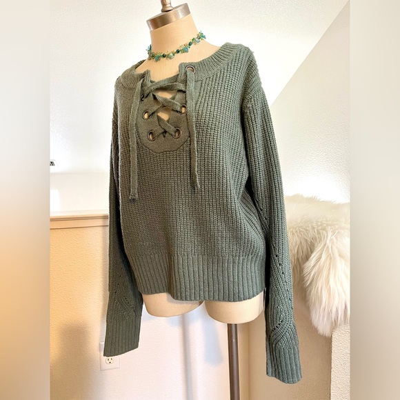 NWT L Sage Green Cable Knit V Neck Lace Up Sweater - Picture 2 of 9
